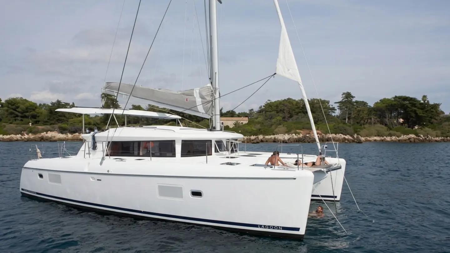 Lagoon Lagoon 420, official model image